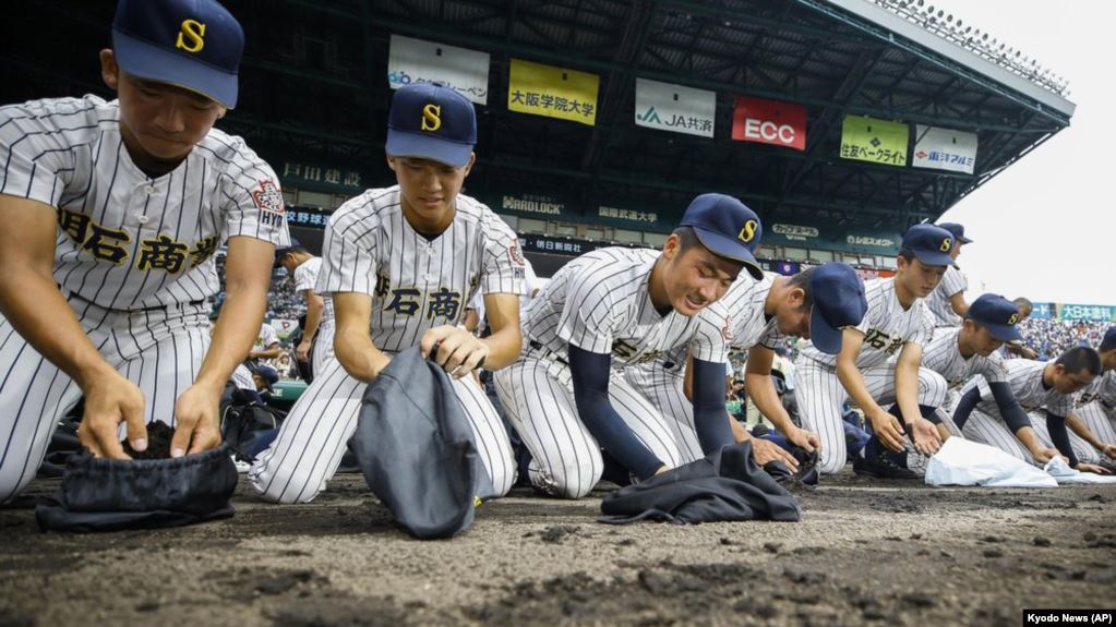 Young Japanese Baseball Players Take Home Special Prize Dirt  s - Young Japanese Baseball Players Take Home Special Prize: Dirt